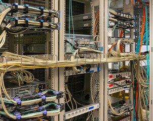 Serverracks mit eingebaute Server in einem Rechenzentrum
