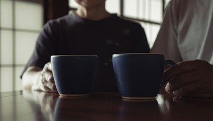 Senior couple drinking coffee in a Japanese house. 日本家屋でコーヒーを飲むシニアカップル	
