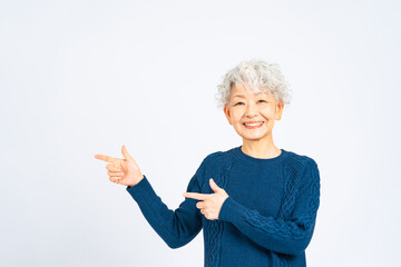 指をさすシニア女性