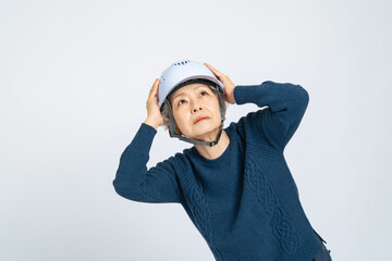 ヘルメットで頭を守るシニア女性