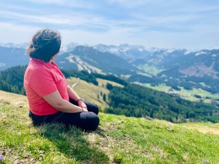 Eine Frau blickt auf die Berge im Allgäu in Wertach