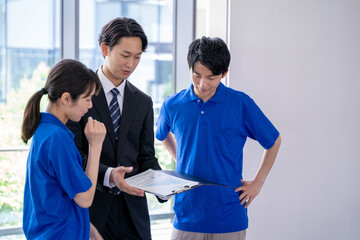 介護スタッフとビジネスマンとの打ち合わせ