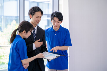 介護スタッフとビジネスマンとの打ち合わせ