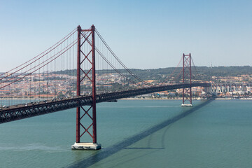 Hängebrücke Ponte 25 de Abril in Lissabon über den Fluss Tejo