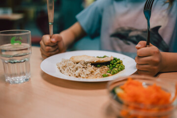 Mädchen isst in der Schulkantine