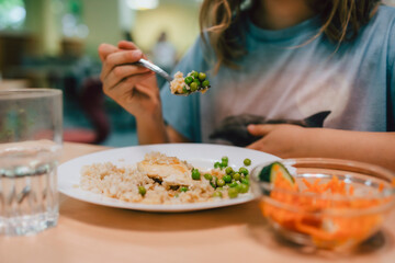 Mädchen isst in der Schulkantine