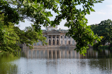 Pałac na Wodzie, Łazienki Kr&oacute;lewskie, drzewa, ogr&oacute;d, park, zabytek, podr&oacute;ż, zwiedzanie, poranek, świt, wsch&oacute;d słońca, woda, jezioro, dąb