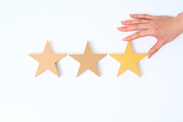 並べられた3個の星の木製ブロック