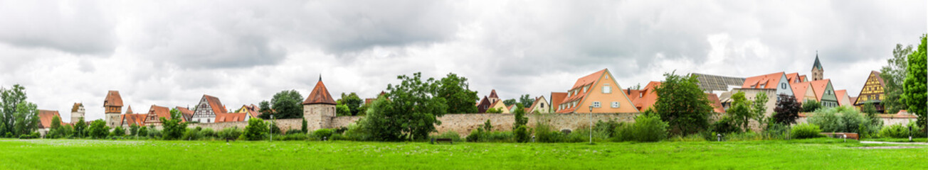 Stadtmauer mit Stadtgraben  von Dinkelsbühl in Mittelfranken