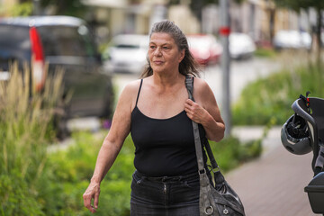 Eine ältere Frau beim einkaufen in der Stadt