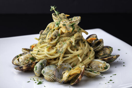 traditional Sardinian spaghetti with arselle mussels
