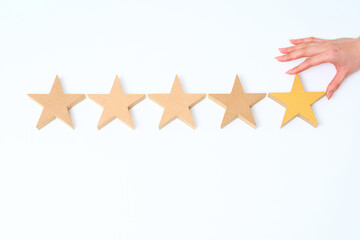 並べられた5個の星の木製ブロック