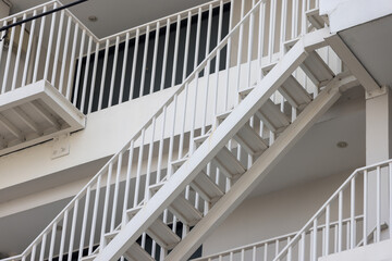 Obraz premium A white building with a white staircase leading up to the roof