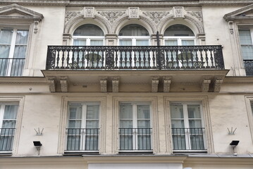 Obraz premium Immeuble cossu à Paris. France