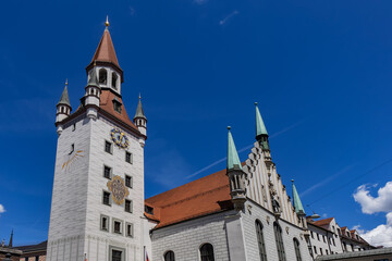 Obraz premium Late-gothic style Old Town Hall (Altes Rathaus, 1470 - 1480) building (now Toy Museum - Spielzeugmuseum) at Marienplatz square in Munich. MUNICH, GERMANY.