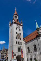 Obraz premium Late-gothic style Old Town Hall (Altes Rathaus, 1470 - 1480) building (now Toy Museum - Spielzeugmuseum) at Marienplatz square in Munich. MUNICH, GERMANY.