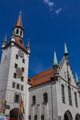 Obraz premium Late-gothic style Old Town Hall (Altes Rathaus, 1470 - 1480) building (now Toy Museum - Spielzeugmuseum) at Marienplatz square in Munich. MUNICH, GERMANY.
