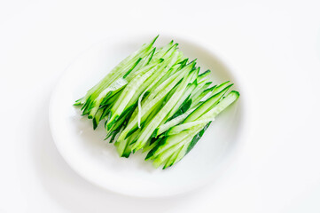 皿に盛ったきゅうりの千切り