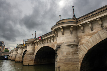 Obraz premium vue du Pont Neuf un jour d'orage au centre de Paris en France 