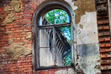 Spalona ruina zamku mieszkalnego z cegły. Pożar. © FotoDax