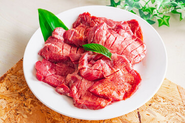 皿に盛った牛たん