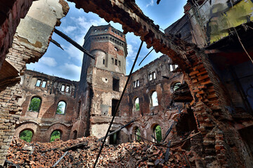 Spalona ruina zamku mieszkalnego z cegły. Pożar. © FotoDax