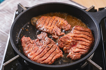 フライパンで焼く牛タン