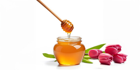 Pote de vidro com mel de abelha de flores de tulipa. Mel com colher meleira e ramos de tulipas ao fundo