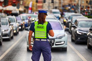 Policjantka ruchu drogowego zatrzymuje pojazd.