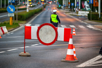 Policjanci ruchu drogowego polskiej policji w mieście kierują ruchem wieczorem