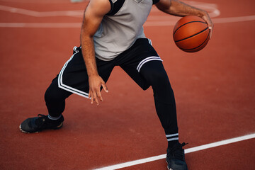 Naklejka premium Basketball player making a move on court