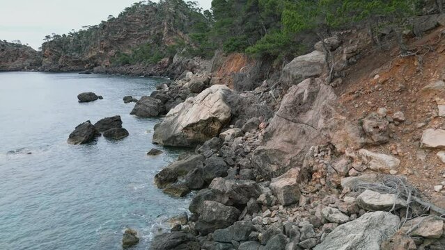 aventurero en medio de la naturaleza costa y monta&ntilde;a concepto de aventura y senderismo vacaciones
