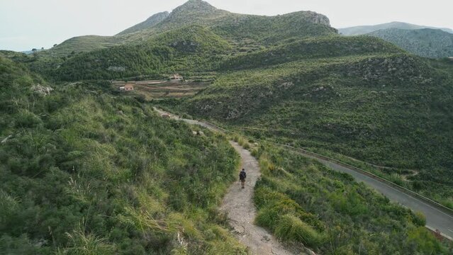aventurero en mitad de la naturaleza concepto de aventuras monta&ntilde;a y  senderismo/trekking