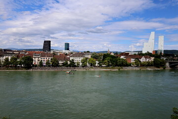 Rheinufer in Kleinbasel im Frühling