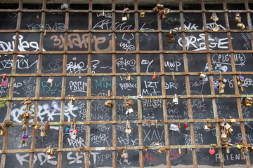 des cadenas sous un pont sur les quais de Seine dans le centre de Paris un jour de mauvais temps en France