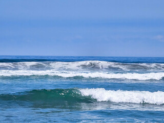 View of the sea with many waves on a nice day with clear and sunny skies.