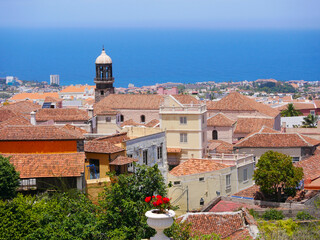 Obraz premium Panoramic view of La Orotava, Tenerive. Tiled roofs of houses against the backdrop of the sea