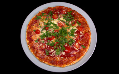 Saftige Pizza mit Cherry-Tomaten und Petersilie