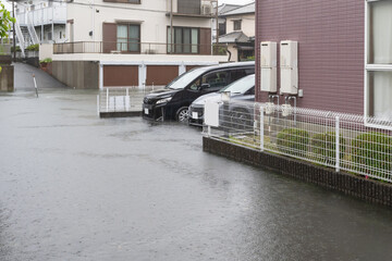 短期間集中豪雨で冠水した道路