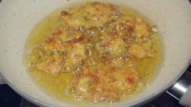 At the end of the frying process "Bakwan Udang" (prawn fritters), when they are golden yellow, immediately remove from the frying pan