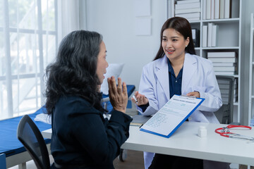 Fototapeta premium During a consultation in the office, female patients received advice on options and engaged in discussions about their overall health and treatment plans. This interaction between medical professional