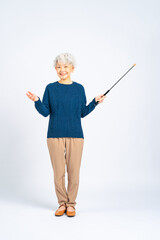 指示棒を持つシニア女性