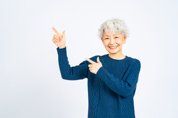 指さし案内するシニア女性