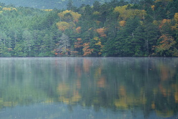 山の奥にある初秋の朝の湖の風景