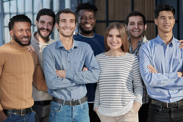 Obraz premium Successful business team smiling while standing in the office