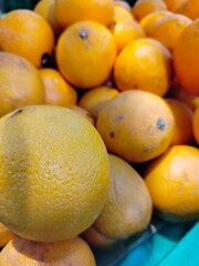 A photo of a lemon that is still fresh. Sold at supermarkets. The fruit is healthy and refreshing.