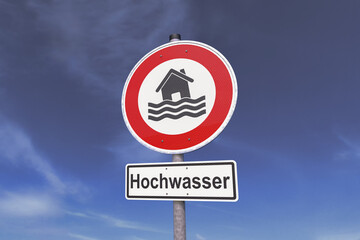 Verkehrsschild - Achtung - Hochwasser - Himmel - Wolken