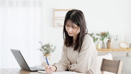 自宅で資格の勉強をする女性