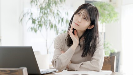 勉強で行き詰まる女性