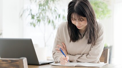 自宅で資格の勉強をする女性
